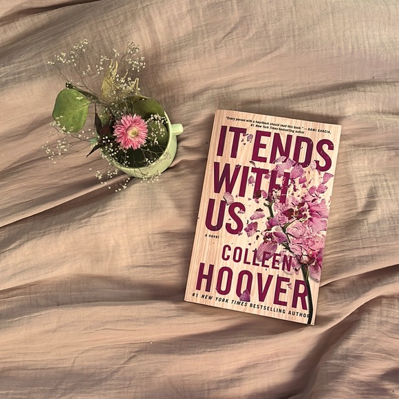 It Ends With Us by Colleen Hoover book - Picture 1 of 3